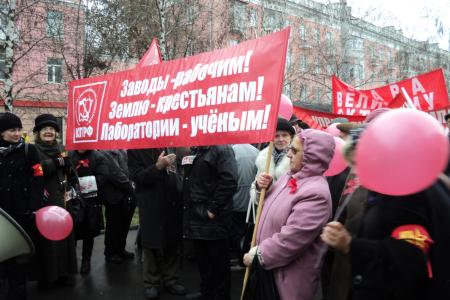 «Заводы – рабочим! Землю – крестьянам! Лаборатории – ученым!». В годовщину Октябрьской революции коммунисты Барнаула провели демонстрацию и митинг