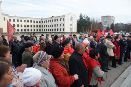 И вновь продолжается бой! 7 ноября 2013 года в Карачаево-Черкесии состоялись митинги, возложения цветов и собрания, объединенные массовым автопробегом