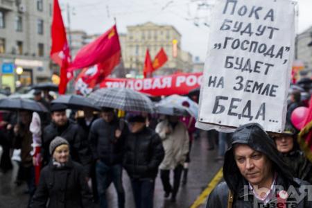newsru.com: Зюганов в годовщину революции требует отставки правительства, собрав два миллиона подписей россиян, обиженный Жириновский жалуется в Твиттере