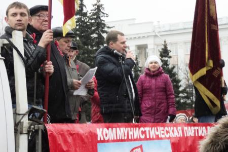 «Заводы – рабочим! Землю – крестьянам! Лаборатории – ученым!». В годовщину Октябрьской революции коммунисты Барнаула провели демонстрацию и митинг