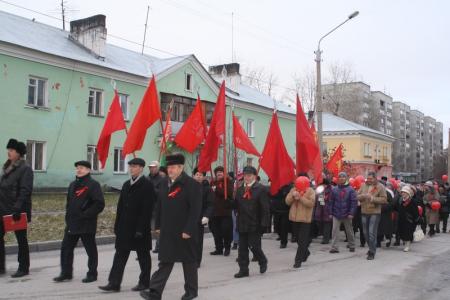 Новосибирск: Первомайский район встретил 96-ю годовщину Великого Октября демонстрацией и митингом
