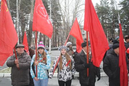 Новосибирск: Первомайский район встретил 96-ю годовщину Великого Октября демонстрацией и митингом