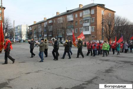 Шествиями, митингами и возложениями отметила Тульская область 96-летие Великого Октября