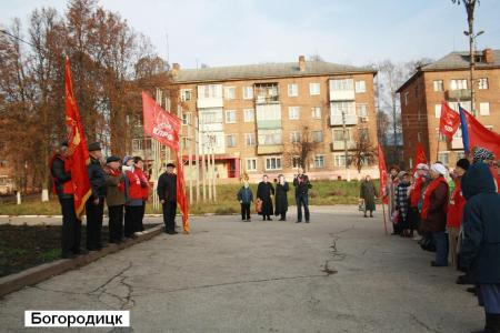 Шествиями, митингами и возложениями отметила Тульская область 96-летие Великого Октября