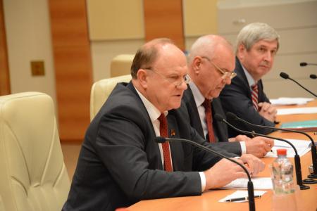 Г.А. Зюганов вручил памятные медали «95 лет ВЛКСМ» депутатам фракции КПРФ в Госдуме