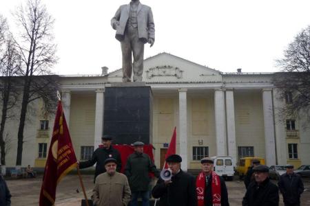 Шествиями, митингами и возложениями отметила Тульская область 96-летие Великого Октября