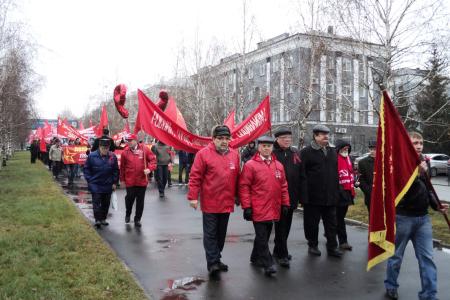 «Заводы – рабочим! Землю – крестьянам! Лаборатории – ученым!». В годовщину Октябрьской революции коммунисты Барнаула провели демонстрацию и митинг