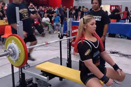 Вес взят! «Железная девочка» из спортклуба КПРФ покорила штангу весом 135 килограмм