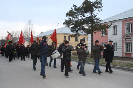 Новосибирск: Первомайский район встретил 96-ю годовщину Великого Октября демонстрацией и митингом