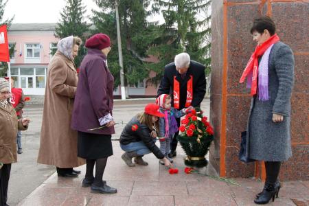 Красный Октябрь в наших сердцах. Праздник 7 ноября был отмечен в районах Воронежской области собраниями, митингами и пикетами