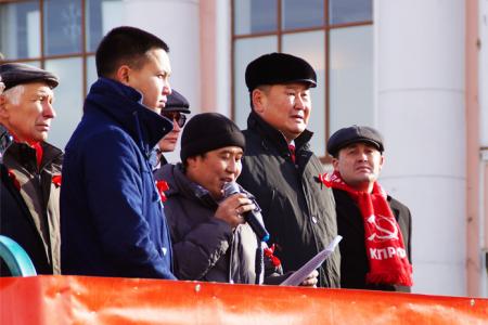 «Наша цель – отставка обанкротившегося буржуазного правительства!». Репортаж о праздновании 7 ноября в Бурятии