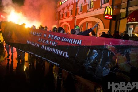 newsru.com: Зюганов в годовщину революции требует отставки правительства, собрав два миллиона подписей россиян, обиженный Жириновский жалуется в Твиттере