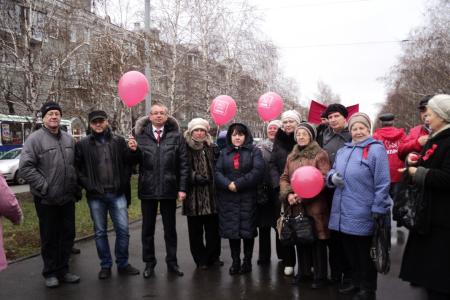 «Заводы – рабочим! Землю – крестьянам! Лаборатории – ученым!». В годовщину Октябрьской революции коммунисты Барнаула провели демонстрацию и митинг