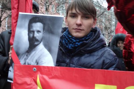 «Заводы – рабочим! Землю – крестьянам! Лаборатории – ученым!». В годовщину Октябрьской революции коммунисты Барнаула провели демонстрацию и митинг