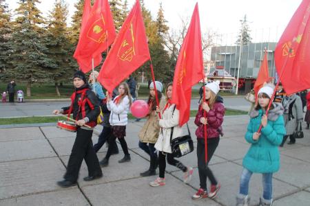 Есть у Революции начало, нет у Революции конца! Праздничная демонстрация 7 ноября в Уфе