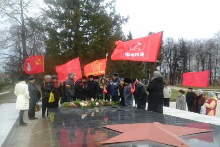 Тобольские коммунисты 7 ноября провели митинг у Вечного огня
