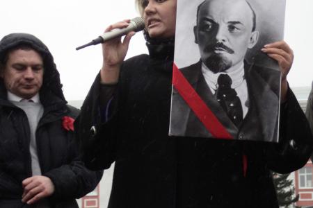 «Заводы – рабочим! Землю – крестьянам! Лаборатории – ученым!». В годовщину Октябрьской революции коммунисты Барнаула провели демонстрацию и митинг