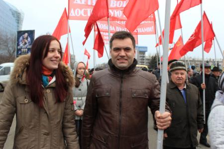 Тюменские коммунисты с размахом под звуки духового оркестра прошли по центральной улице Тюмени