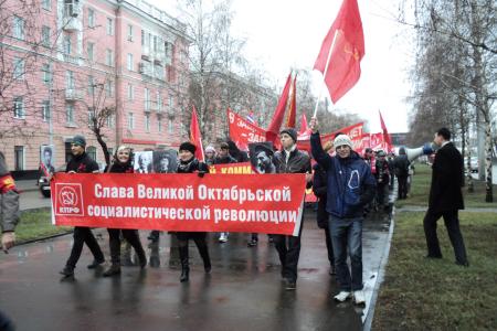 «Заводы – рабочим! Землю – крестьянам! Лаборатории – ученым!». В годовщину Октябрьской революции коммунисты Барнаула провели демонстрацию и митинг