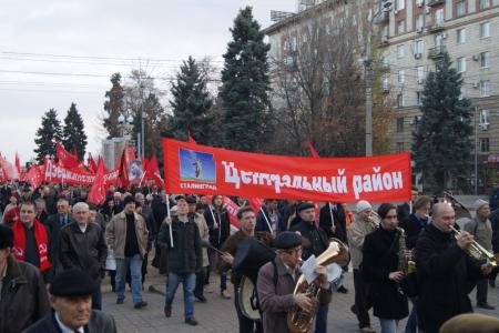 Сталинградские коммунисты в День Октябрьской революции провели марш-митинг