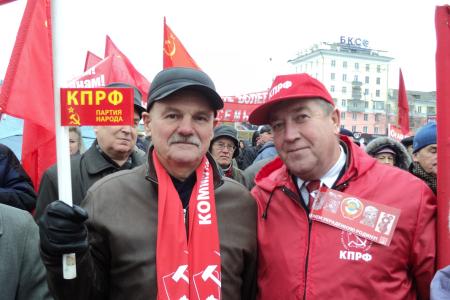 «Заводы – рабочим! Землю – крестьянам! Лаборатории – ученым!». В годовщину Октябрьской революции коммунисты Барнаула провели демонстрацию и митинг