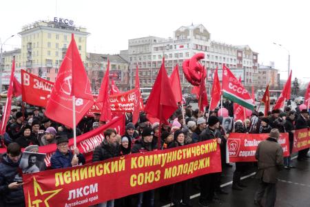 «Заводы – рабочим! Землю – крестьянам! Лаборатории – ученым!». В годовщину Октябрьской революции коммунисты Барнаула провели демонстрацию и митинг