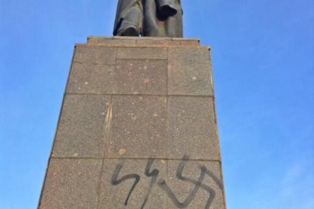 В Благовещенске осквернен памятник В.И. Ленину. Местные власти не способны пресечь уличный вандализм 