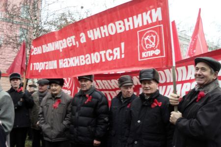«Заводы – рабочим! Землю – крестьянам! Лаборатории – ученым!». В годовщину Октябрьской революции коммунисты Барнаула провели демонстрацию и митинг