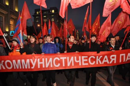 Красный марш. В городе трех революций во главе праздничных колонн шли красноармейцы и краснофлотцы