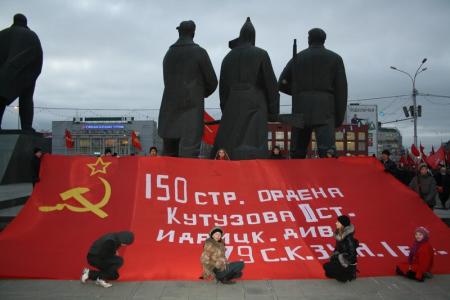 Около 4 тысяч новосибирцев приняли участие в демонстрации и митинге в честь годовщины Великого Октября