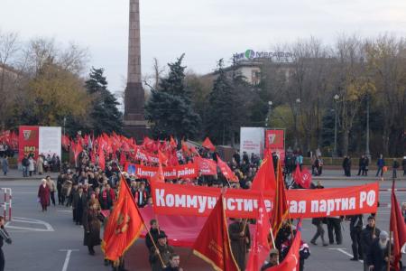 Сталинградские коммунисты в День Октябрьской революции провели марш-митинг