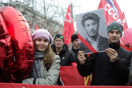 «Заводы – рабочим! Землю – крестьянам! Лаборатории – ученым!». В годовщину Октябрьской революции коммунисты Барнаула провели демонстрацию и митинг