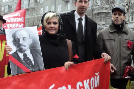 «Заводы – рабочим! Землю – крестьянам! Лаборатории – ученым!». В годовщину Октябрьской революции коммунисты Барнаула провели демонстрацию и митинг
