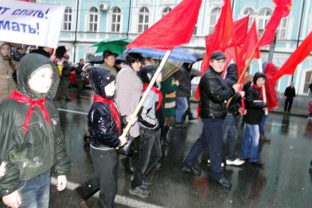 В Курске 7 ноября были демонстрация, митинг и праздничный салют