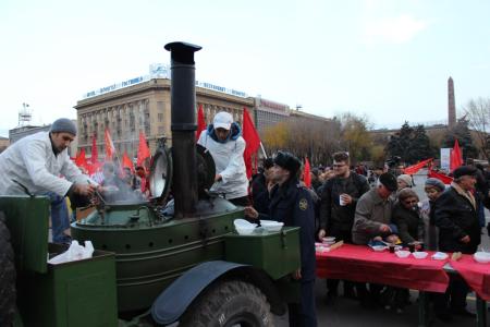 Сталинградские коммунисты в День Октябрьской революции провели марш-митинг