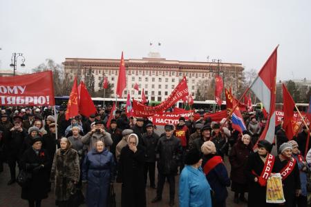 По главной улице с оркестром! Демонстрация и митинг тюменских коммунистов