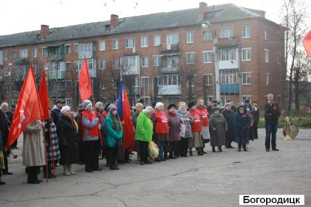 Шествиями, митингами и возложениями отметила Тульская область 96-летие Великого Октября