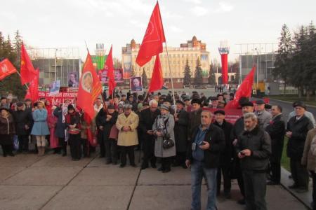 Есть у Революции начало, нет у Революции конца! Праздничная демонстрация 7 ноября в Уфе