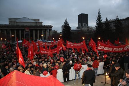 Около 4 тысяч новосибирцев приняли участие в демонстрации и митинге в честь годовщины Великого Октября