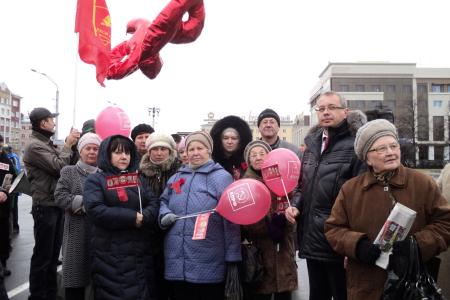 «Заводы – рабочим! Землю – крестьянам! Лаборатории – ученым!». В годовщину Октябрьской революции коммунисты Барнаула провели демонстрацию и митинг