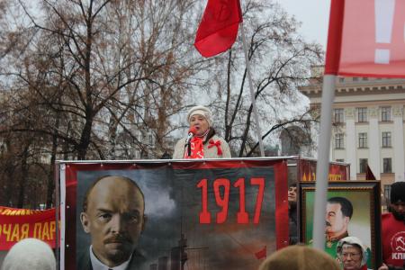 Тюменские коммунисты с размахом под звуки духового оркестра прошли по центральной улице Тюмени