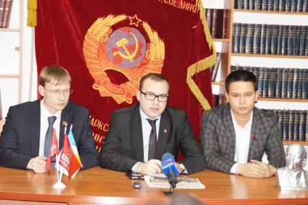 Лидер российских комсомольцев Анатолий Долгачев провел пресс-конференцию в Бурятии