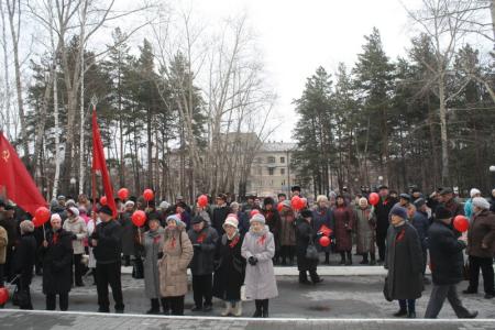 Новосибирск: Первомайский район встретил 96-ю годовщину Великого Октября демонстрацией и митингом