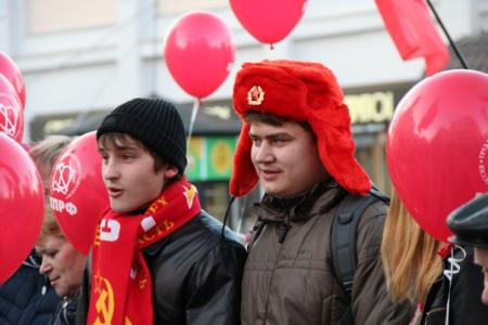 Великому Октябрю слава! Праздничная демонстрация в Челябинске