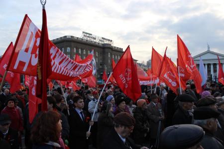 Сталинградские коммунисты в День Октябрьской революции провели марш-митинг