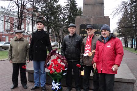 «Заводы – рабочим! Землю – крестьянам! Лаборатории – ученым!». В годовщину Октябрьской революции коммунисты Барнаула провели демонстрацию и митинг