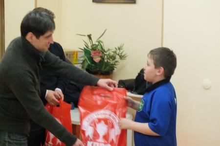 Спортивный клуб КПРФ  подарил новогодние подарки подшефному детскому дому и воспитанникам детско-юношеской спортшколы
