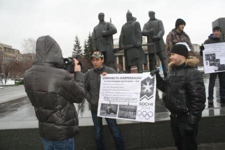 Новосибирские общественники встречают олимпийский факел акцией протеста