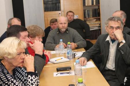 Псковские коммунисты работают на перспективу. Псковский обком провел совещание секретарей