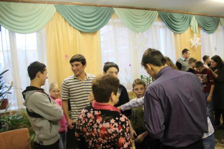 Московские комсомольцы в канун Нового года проводят детские утренники в школах